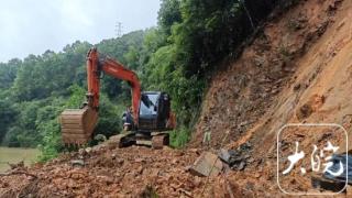 旌德孙村镇：土石倾泻道路受阻，村干部组织紧急清障
