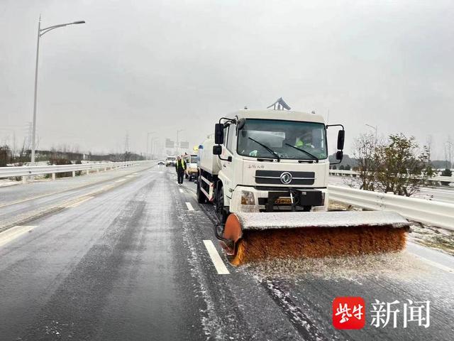 南京公路各公路站不遗余力做好扫雪除冰工作