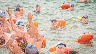 2023年万达开云“畅游州河” 公开水域全民健身游泳邀请赛开赛