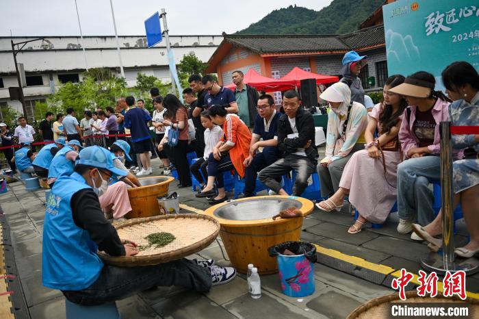 四川洪雅制茶人指尖上较量“真功夫”