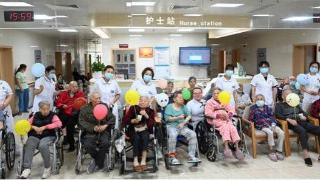 四川广元市中医医院老年医学科二病区举办“六一”活动