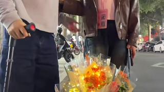 “双向奔赴的善意”，网红博主组织大学生帮10岁女孩卖花筹母亲手术费