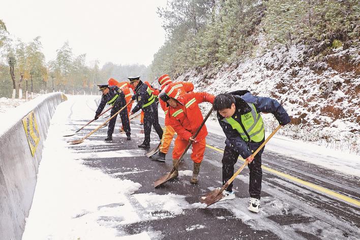 建宁：除雪防滑保畅通