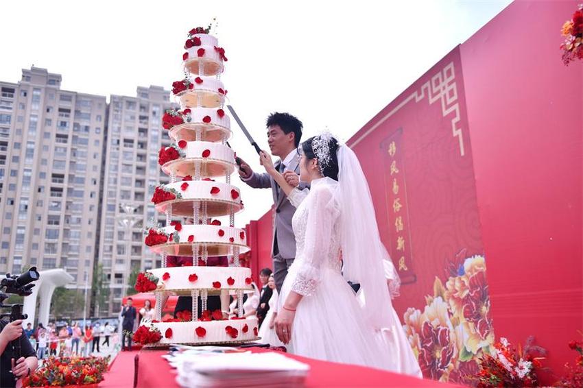 江西定南：集体婚礼倡新风