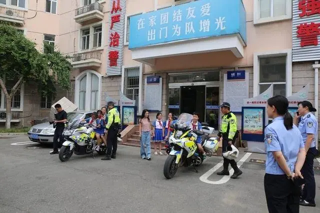 暑期进警营，小学生“沉浸式”学习交通安全常识