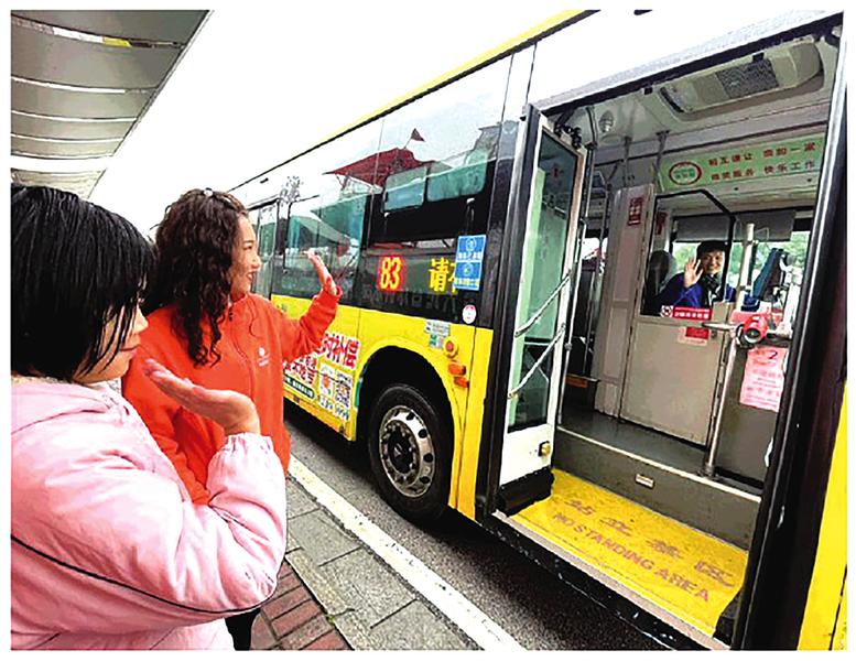 9名司机护学  特殊女孩安全感满满