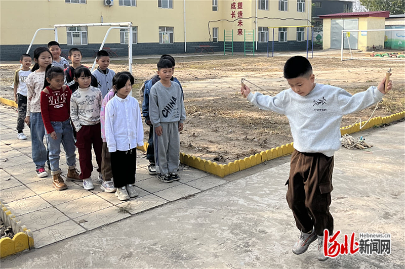 保定市定兴县百楼小学开展阳光体育大课间活动