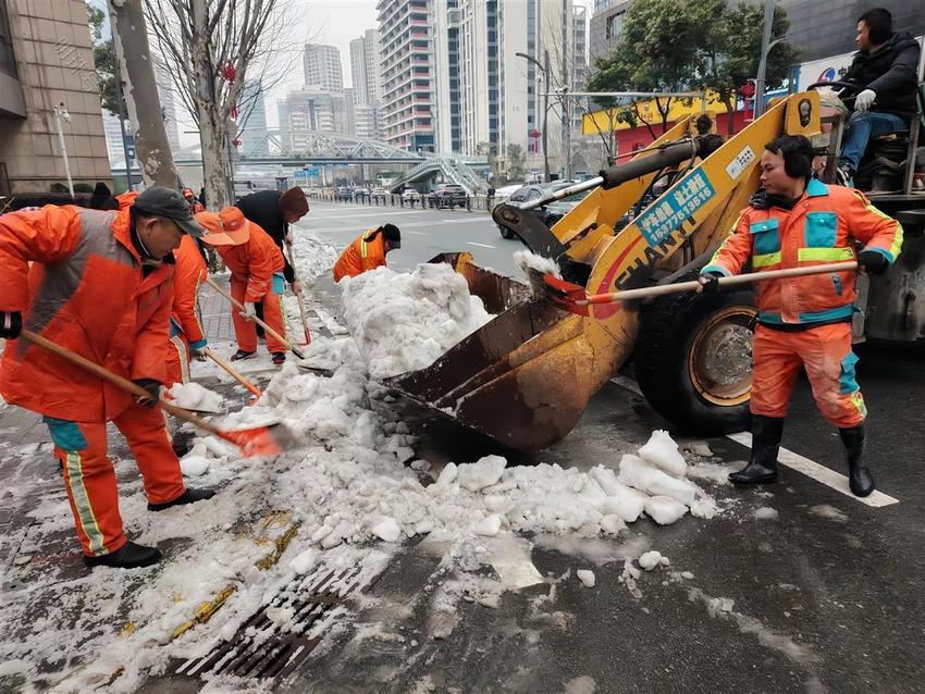 护航开学季，武汉全力清除校园内外积雪