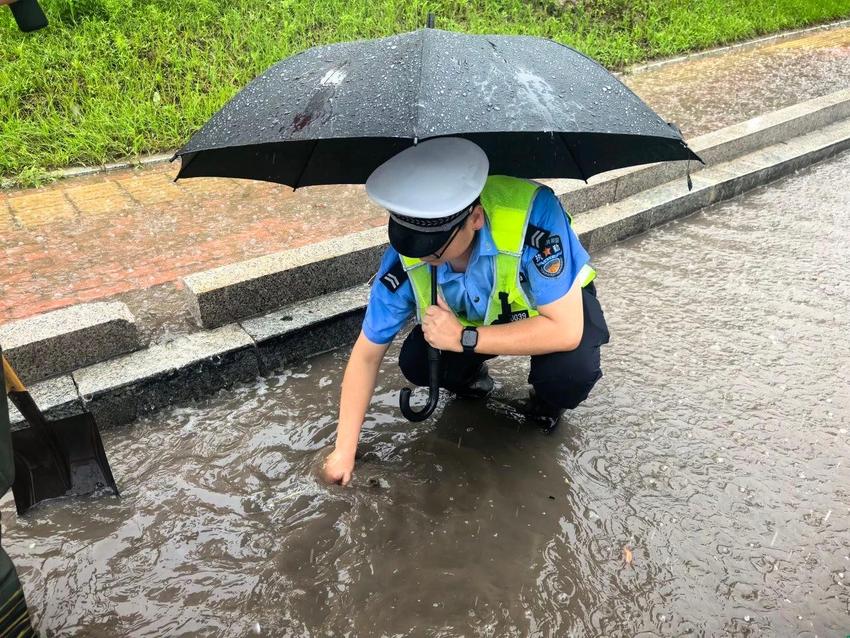 聊城市东昌府交警：当好雨天“守护人”