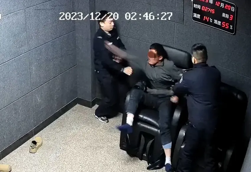 男子醉酒被出租车送到警局，在接警大厅吵闹拍桌，挑衅一人打5个，已被行拘