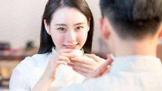 女人给你这4个“信号”，就是希望你快主动追求她，大胆去表白吧！