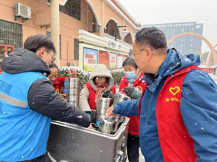 雪中爱心餐 上门送温暖