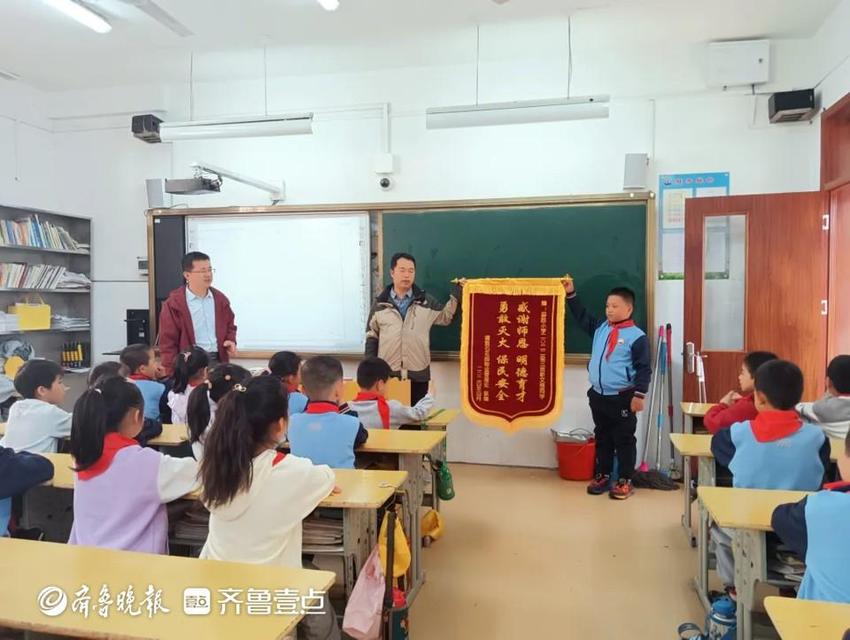 泰安8岁小学生靳文栋路遇火情，冷静灭火获锦旗