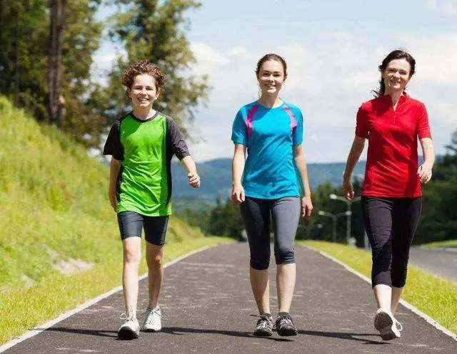 慢跑5公里和健走5公里，哪个更好？医生：运动时，需要注意这3点