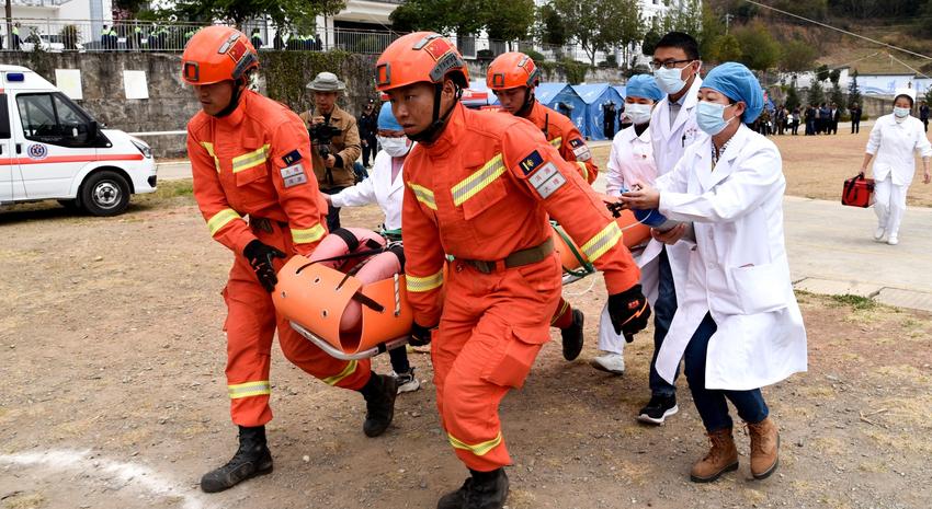 大理洱源应急综合演练现场：“蓝朋友”快速搜救转移受伤群众