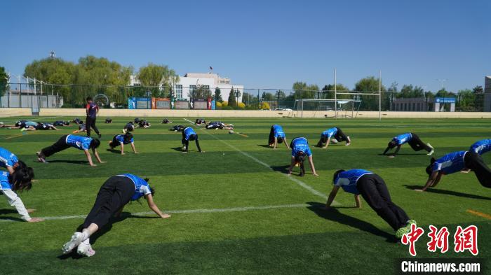 内蒙古县城青少年橄榄球队夏季户外训练忙