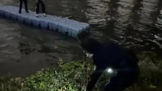 浮筒被水下的石头卡住长沙民警成功救下两人