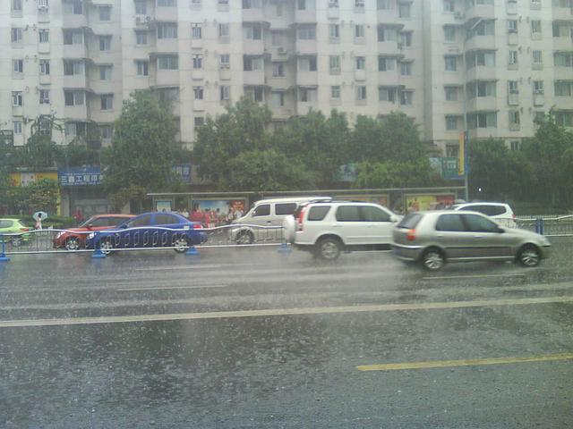 那次雨天，躲在母亲的雨披里，让我感受到了她对我温暖的爱