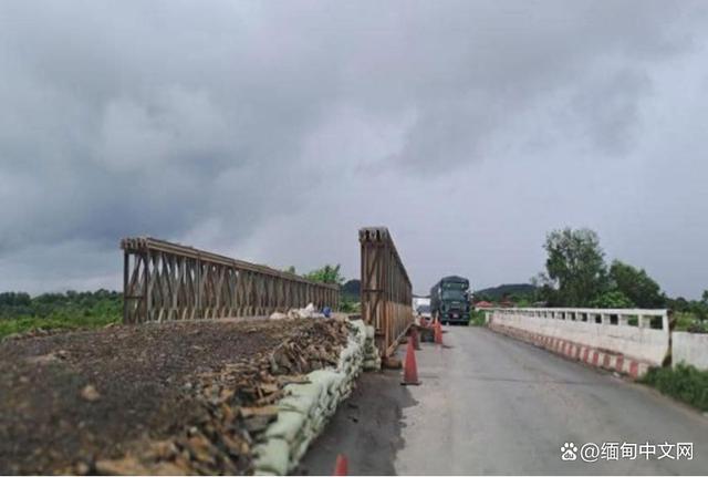 缅甸炯诶桥修复工程遭多次袭击，临时钢架桥架设终获成功