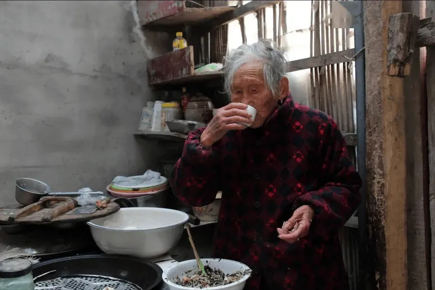 肾病与喝水有关？医生告诫：常喝酒的老人，喝水时这3点多留心！