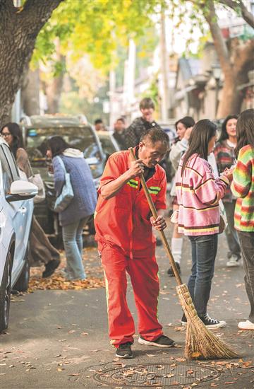 用辛勤和汗水为城市“梳妆”