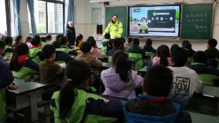 荣县交警讲好交通安全“开学第一课” 护航“上学路”