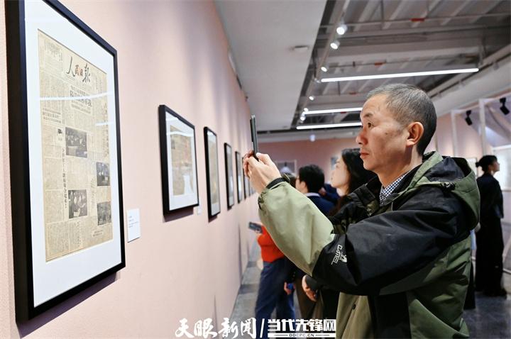 “历史的底稿——全球珍报暨印刷文化艺术展”引观众驻足