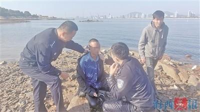 男子蹈海  民警出手救助