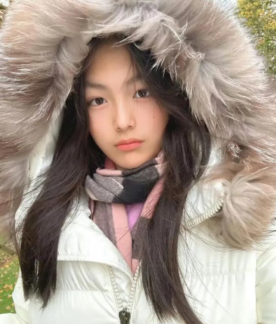 李湘晒女儿巴黎街拍，14岁王诗龄又瘦又高冷，打扮成熟很酷