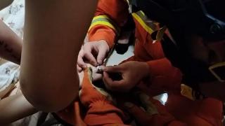 襄阳一女子手指被戒指咬住，消防人员成功取下！