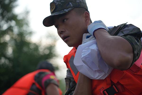 武警黑龙江总队牡丹江支队官兵星夜驰援牡丹江市抗洪一线