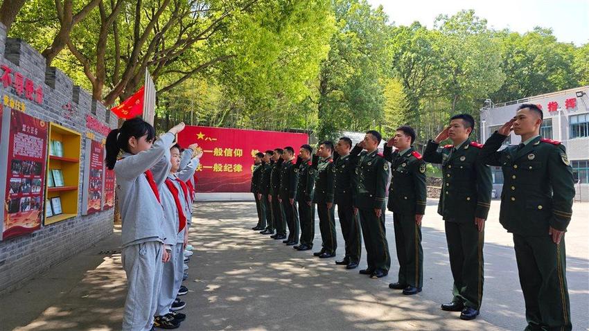 一堂生动的国防教育课！沪上200余名师生进军营 零距离体验军营生活