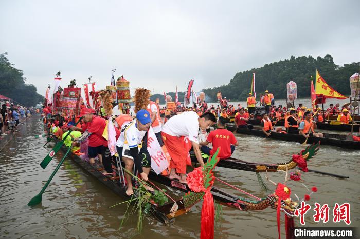 端午临近 广州龙船“应景”探亲忙