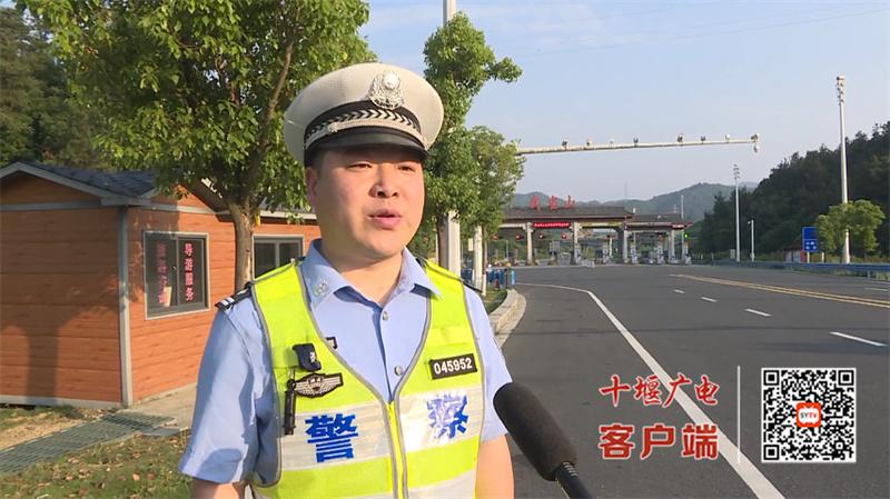 武当山高速路口发生温暖一幕，十堰交警获全国网友点赞