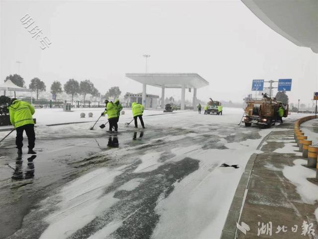 襄阳机场因雨雪冰冻凌晨关闭，预计13时以后开放