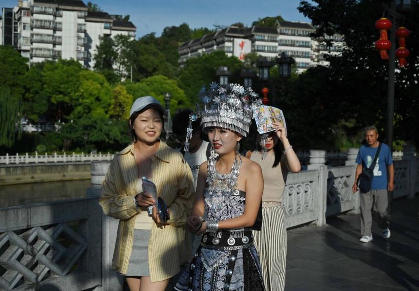 大赞贵州！绍兴女孩身着民族服饰打卡甲秀楼