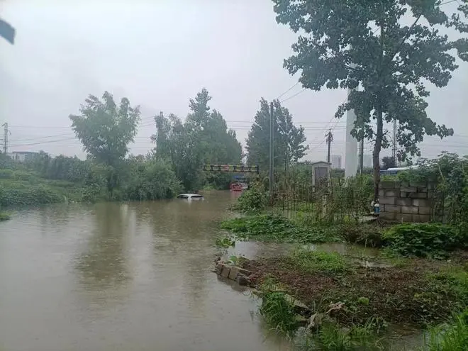 暴雨中，武汉消防紧急展开涉水救援，营救出多名被困群众