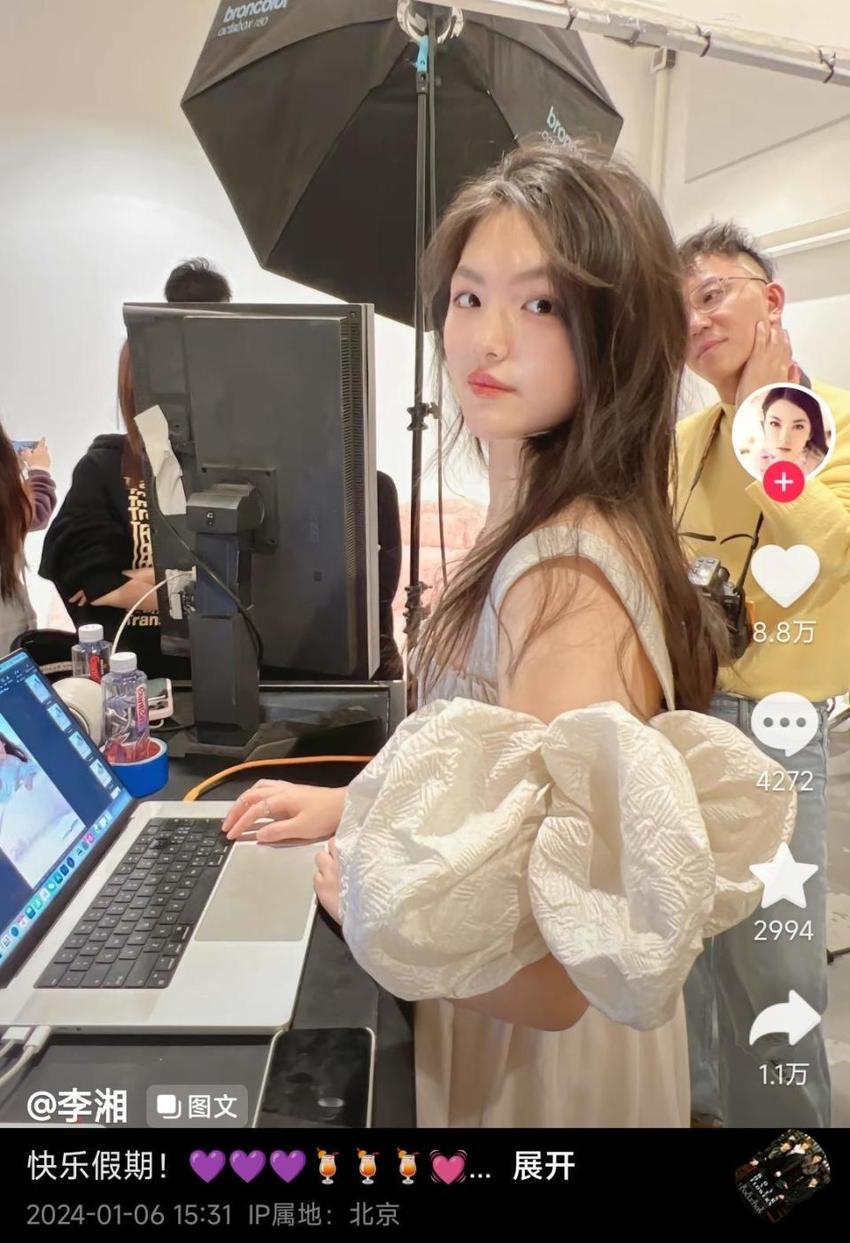 李湘晒女儿王诗龄近照写真，长发披肩妆容精致