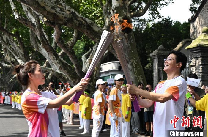 多位奥运冠军参加杭州亚运会火炬首日传递