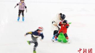 水立方举办冬奥一周年纪念活动 开展冰壶体验重温赛事记忆