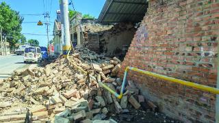 山东平原县地震现场目击20人受轻微伤，水、电、通讯正常