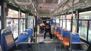 公交环境整治｜哈市首末站候车长廊完成清洗
