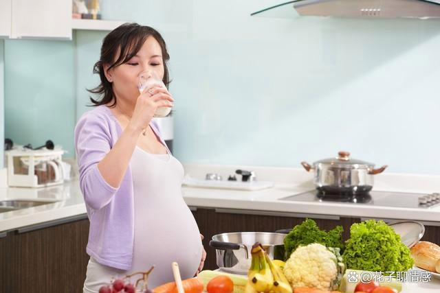 她放下孩子出门打工，当佣人每个月挣6千，婆婆求她快回家