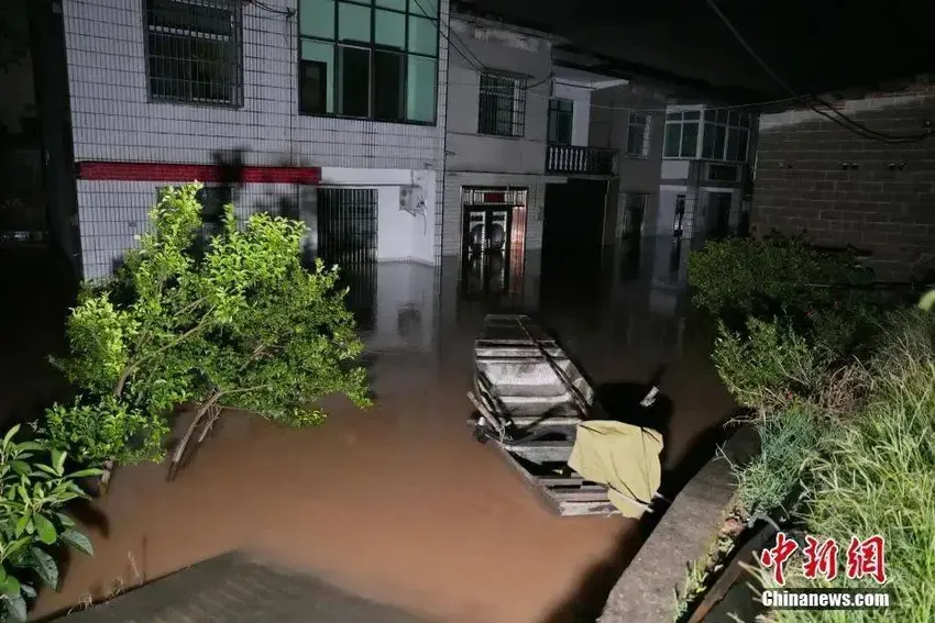 8个村子因暴雨失联，10个救援小组徒步挺进失联村庄