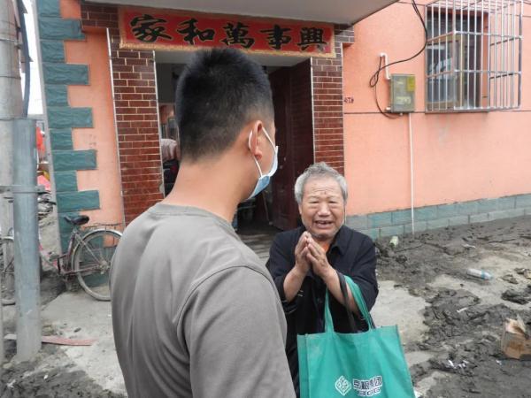 北京卫戍区某部官兵奋战多日清除淤泥近千立方米