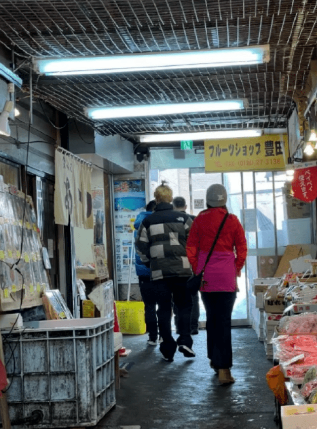 关晓彤鹿晗再合体，高调穿情侣装超般配，女方皮衣抢镜是鹿晗的