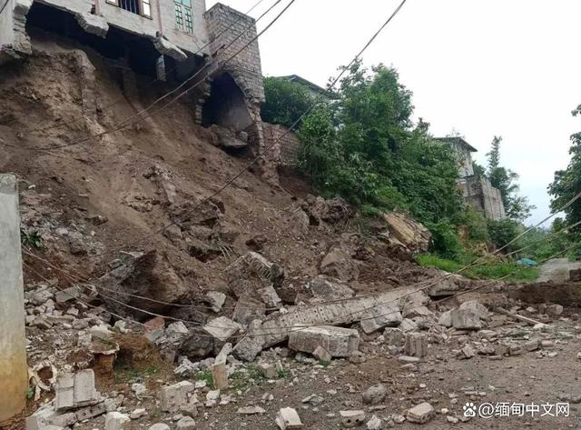 暴雨冲刷导致护坡滑落：缅甸掸邦一间民房“悬”在半空