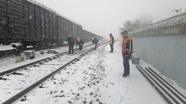 四平地区迎来降雪运输组织秩序井然