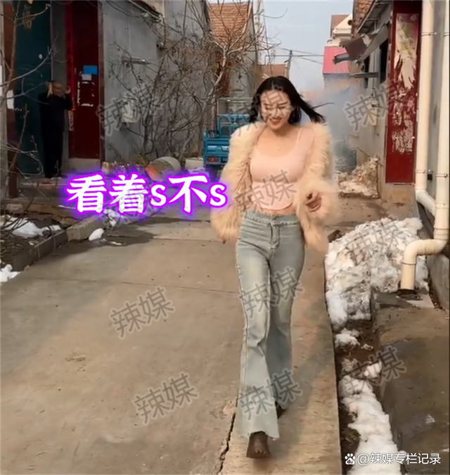 女子在衣着清凉放烟花，邻居大爷吐槽：穿得少，难怪嫁不掉