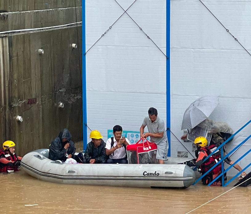 逆风而上战暴雨｜直击广东多地暴雨救援一线